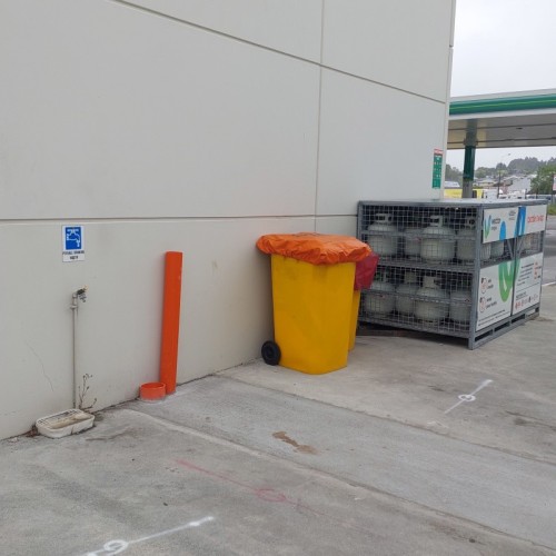 Fresh water available by gas bottles