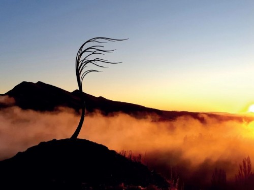 Dramatic setting for works of art