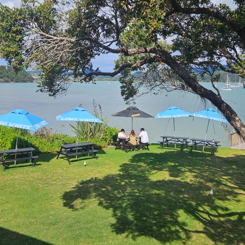 Tavern 600metres away walking 